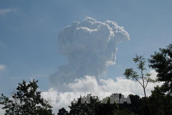 Núi lửa Semeru tại Indonesia phun trào cột tro bụi cao 2 km