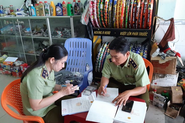 Tạm giữ hơn 260 đơn vị sản phẩm phụ tùng xe gắn máy giả mạo nhãn hiệu