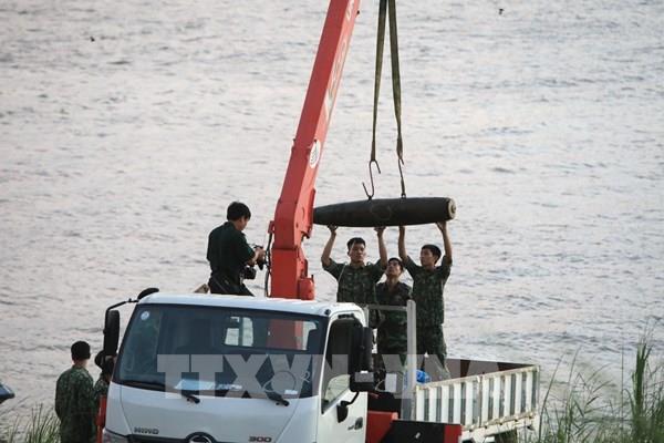 Trục vớt quả bom gần 300kg còn nguyên ngòi nổ dưới sông Hồng, Hà Nội