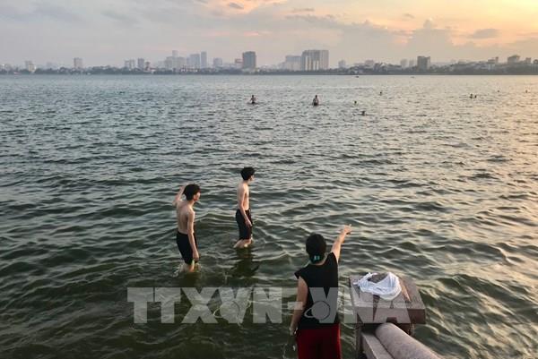 Người dân đua nhau đến bãi tắm tự phát "giải nhiệt", bất chấp nguy hiểm