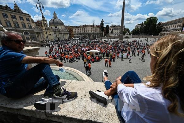 Xe scooter điện "xâm chiếm" Rome sau thời gian phong tỏa