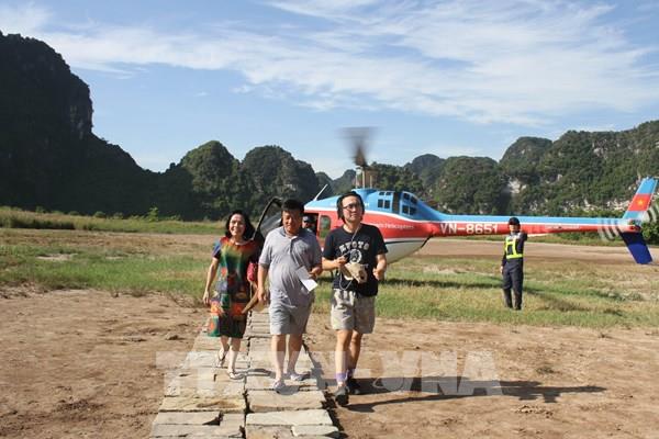 Trải nghiệm ngắm cảnh Quần thể danh thắng Tràng An bằng máy bay trực thăng