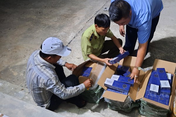 Tạm giữ số lượng hàng hoá lớn có dấu hiệu nhập lậu