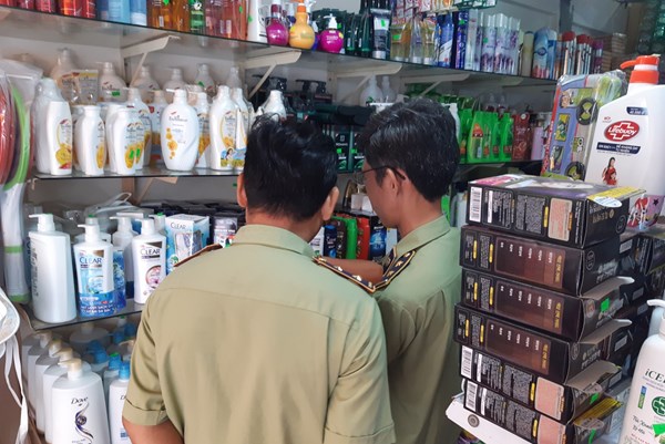 Tạm giữ hơn 4.000 đơn vị mỹ phẩm có dấu hiệu mạo nhãn tại 9 cơ sở