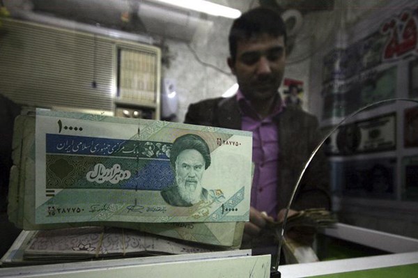 Ngân hàng trung ương Iran bơm ngoại tệ để ổn định đồng rial