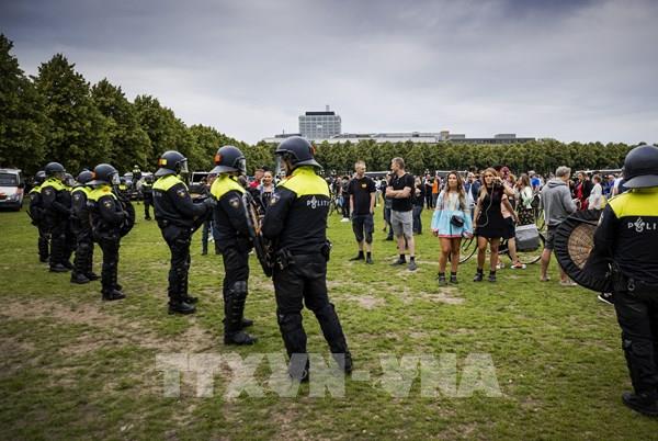 Hà Lan bắt giữ hàng chục người biểu tình phản đối giãn cách xã hội  