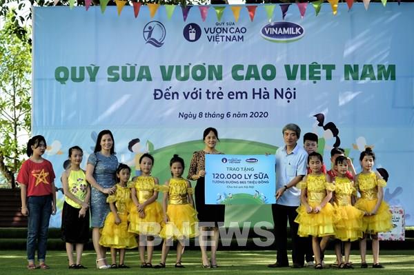 Hơn 1.300 trẻ em Hà Nội được chăm sóc dinh dưỡng từ Vinamilk và Quỹ sữa Vươn cao Việt Nam