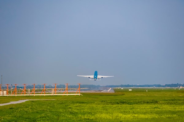 Giãn chuyến bay tại khung giờ cao điểm khi sửa chữa đường băng tại Nội Bài