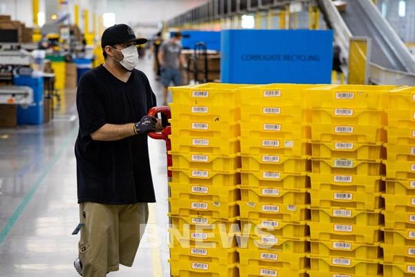 Amazon ra mắt xe đẩy thông minh nhằm hạn chế lây nhiễm COVID-19