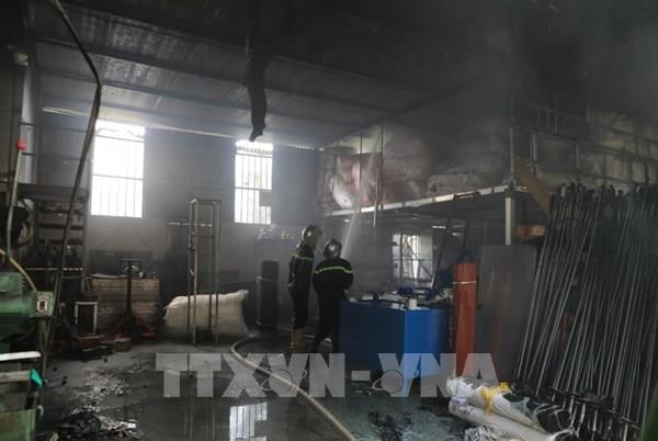 Vụ cháy kho hóa chất ở Long Biên: Có hiện tượng rò rỉ hóa chất ra bên ngoài