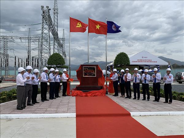 Gắn biển công trình truyền tải gỡ nút thắt về giải tỏa nguồn năng lượng tái tạo