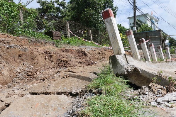 Sập bờ kè đất làm một người chết, một người bị thương
