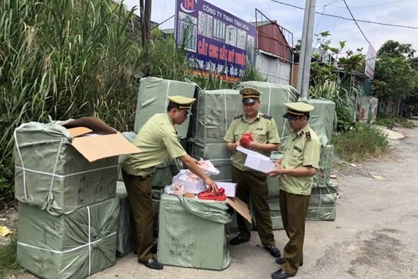 Lào Cai phát hiện 550 đôi giày thể thao nhập lậu