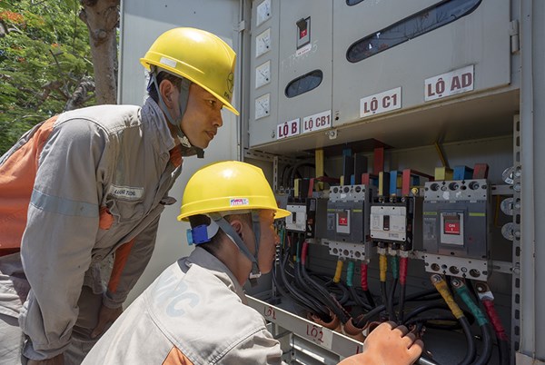 Chuyện về những sứ giả ngành điện mùa nắng nóng