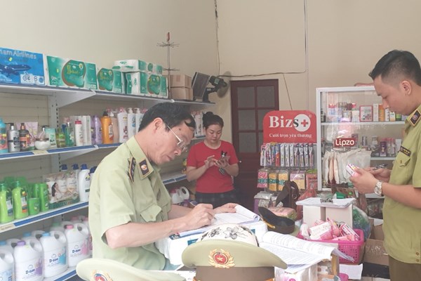 Xử phạt hai cơ sở kinh doanh mỹ phẩm không rõ nguồn gốc