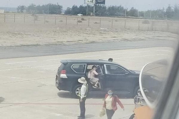 Xe công đón Phó Bí thư Thường trực Tỉnh ủy trong sân bay Tuy Hòa theo đúng chế độ quy định