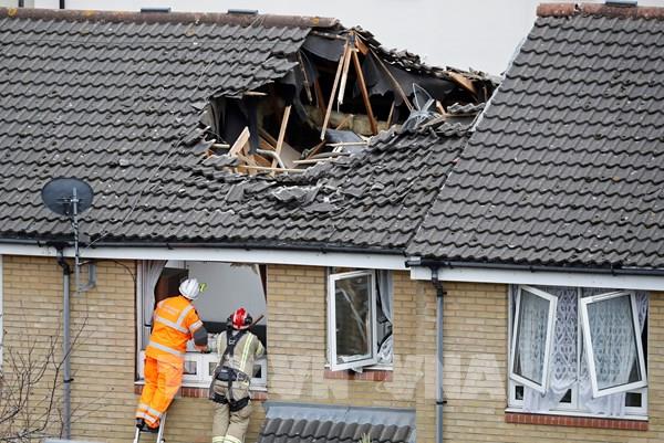 Anh: Cần cẩu sập vào nhà dân làm nhiều người thương vong