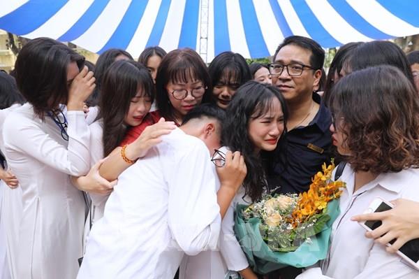 Lưu luyến khoảnh khắc chia tay của học sinh lớp 12 THPT Hà Nội