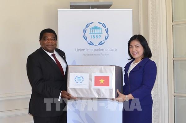 Phái đoàn Ngoại giao Việt Nam trao tặng khẩu trang y tế của Quốc hội cho Ban Thư ký IPU