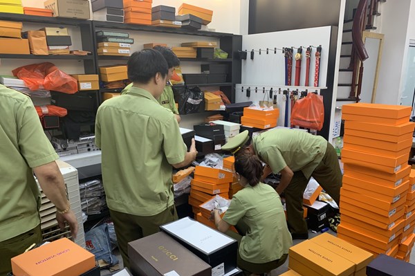 Phát hiện 33.488 sản phẩm thời trang giả mạo nhãn hiệu và không rõ nguồn gốc xuất xứ