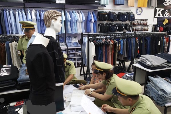 Xử phạt 16 triệu đồng vi phạm kinh doanh quần áo giả mạo nhãn hiệu