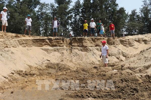 Nghệ An: Người dân phản đối doanh nghiệp múc cát sát chân đê biển