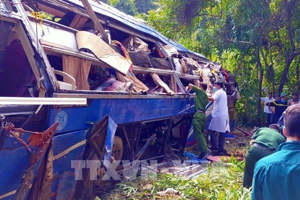 Thêm 2 người tử vong trong vụ xe khách lao xuống vực ở Kon Tum