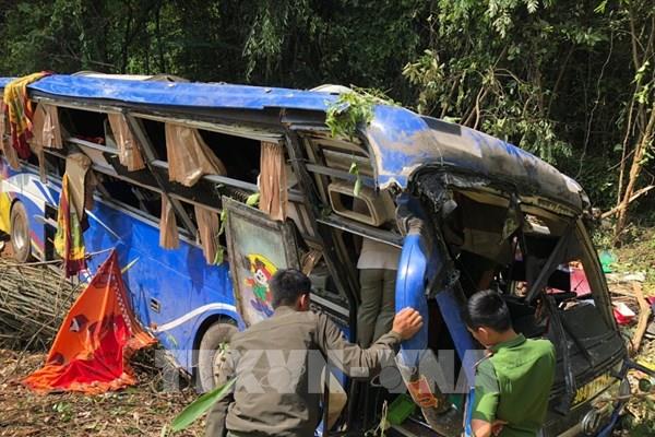 Phó Thủ tướng yêu cầu tỉnh Kon Tum đưa nạn nhân còn mắc kẹt trong xe ô tô lao xuống vực