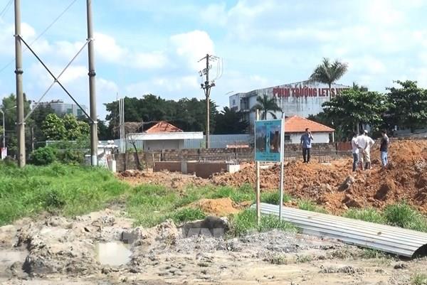 Xe đổ bê tông vướng dây điện, thành phố Thủ Dầu Một mất điện đột ngột