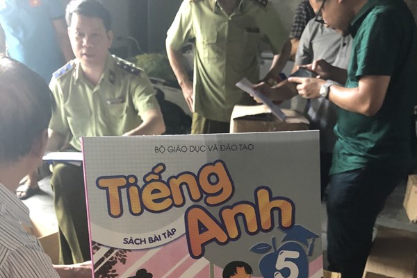 Tạm giữ 15.000 xuất bản phẩm và hơn 27.000 cuốn sách giáo khoa không rõ nguồn gốc