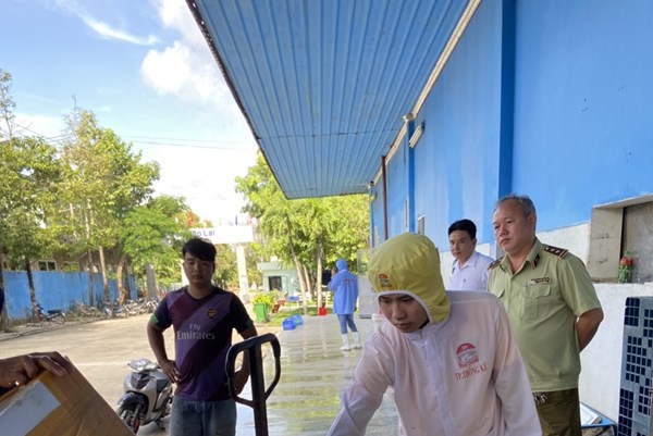 Phát hiện cơ sở bơm tạp chất vào tôm nguyên liệu