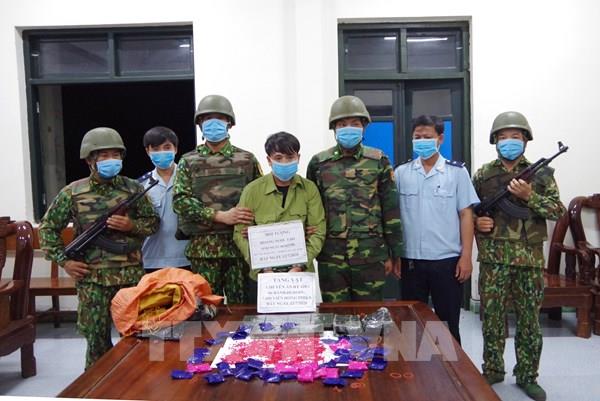 Bắt 2 đối tượng vận chuyển trái phép gần 20.000 viên ma túy tổng hợp