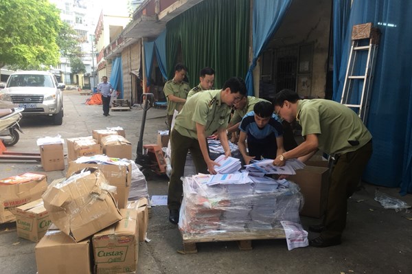 Tạm giữ 2.278 kg bìa và ruột sách bán thành phẩm có dấu hiệu in lậu