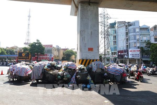 Hà Nội: Phân luồng tập kết rác tạm thời sau khi bãi rác Nam Sơn bị chặn