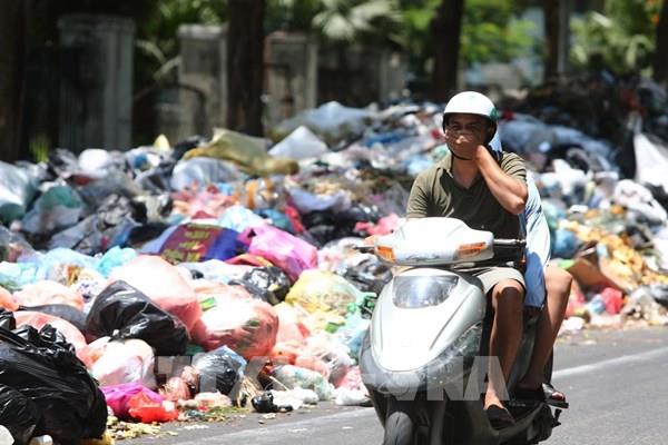 Rác thải "bủa vây" Hà Nội sau 3 ngày bãi rác Nam Sơn đóng cửa