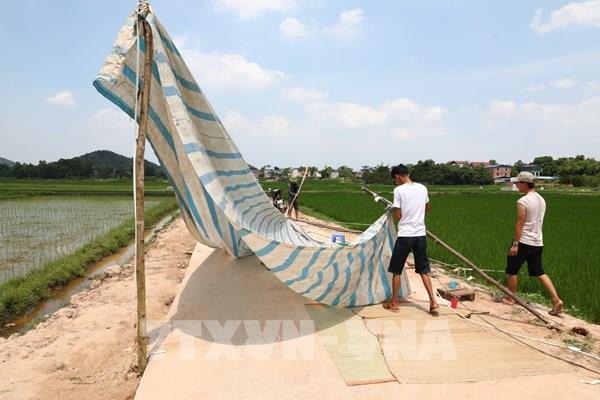 Hà Nội: Người dân chấp thuận dỡ lều ngăn đường vào bãi rác Nam Sơn