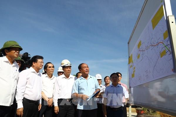 Phó Thủ tướng Trịnh Đình Dũng kiểm tra tiến độ xây dựng đoạn cao tốc Cao Bồ - Mai Sơn