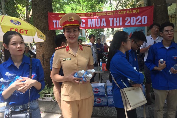 Cảnh sát giao thông phát nước uống miễn phí tại điểm thi vào lớp 10