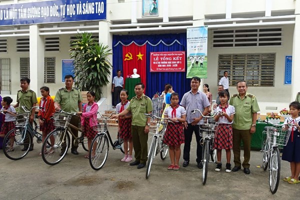 Quản lý thị trường Long An tặng xe đạp cho học sinh nghèo vượt khó