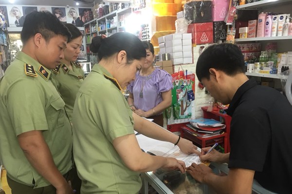 Tạm giữ 3.644 sản phẩm hàng hoá có dấu hiệu vi phạm