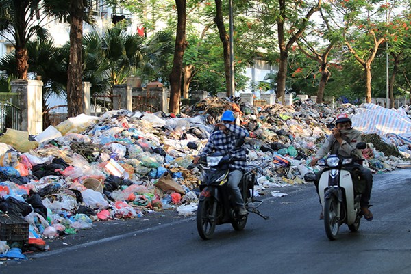 Hà Nội: Rác thải vẫn chất đống trong nội thành