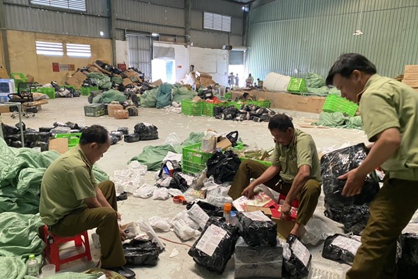 Lợi dụng kinh doanh bưu chính vận chuyển tiêu thụ trên 100 nghìn sản phẩm hàng lậu