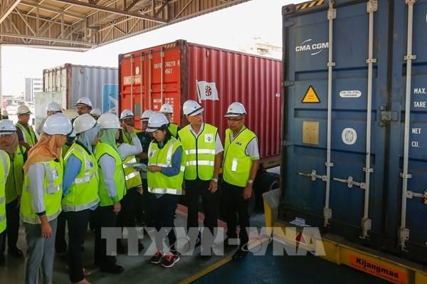 Phát hiện 110 container chứa chất thải độc hại cập cảng Malaysia