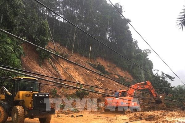 Quốc lộ 2 nối Hà Giang - Tuyên Quang sạt lở khiến giao thông tê liệt