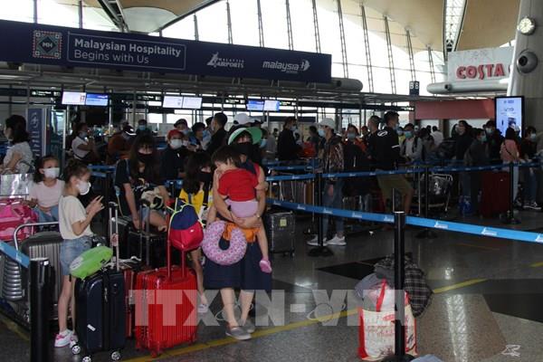 Đưa hơn 300 công dân Việt Nam từ Malaysia về nước