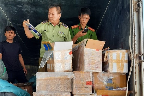 Bắt giữ 7.000 bao thuốc và hơn 10.000 sản phẩm hàng hóa nhập lậu