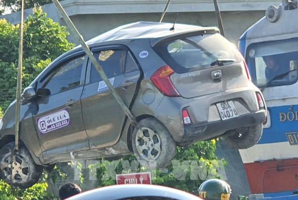 Hà Nam: Tàu hỏa va chạm với xe taxi, một người tử vong