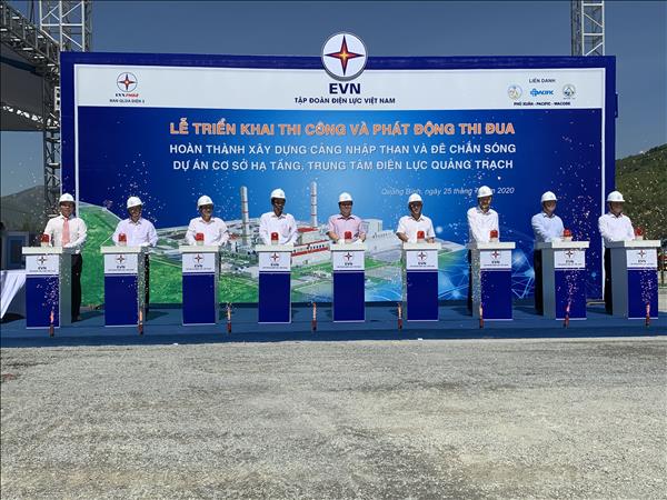 Thi công cảng nhập than và đê chắn sóng tại Trung tâm Điện lực Quảng Trạch