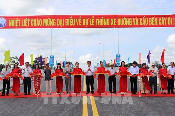 Thông xe cây cầu bắc qua sông Vàm Cỏ Đông nối liền hai xã biên giới Tây Ninh