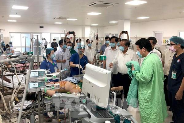 Huy động mọi lực lượng cứu chữa các nạn nhân trong vụ tai nạn ở Quảng Bình